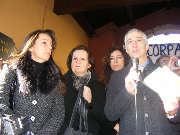 Tris di dame leghiste ieri sul Ponte di Bassano, durante l'intervento dell'avv. Francesco Savio: Tamara Bizzotto, Mara Bizzotto e Erika Stefani (foto Alessandro Tich)