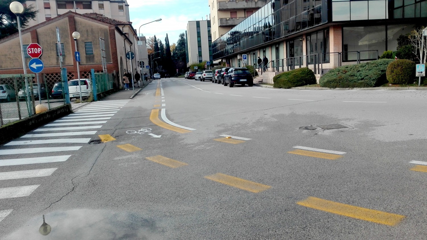 La nuova pista ciclabile in via Villaraspa, con senso unico obbligato per la stazione ferroviaria (foto Alessandro Tich)