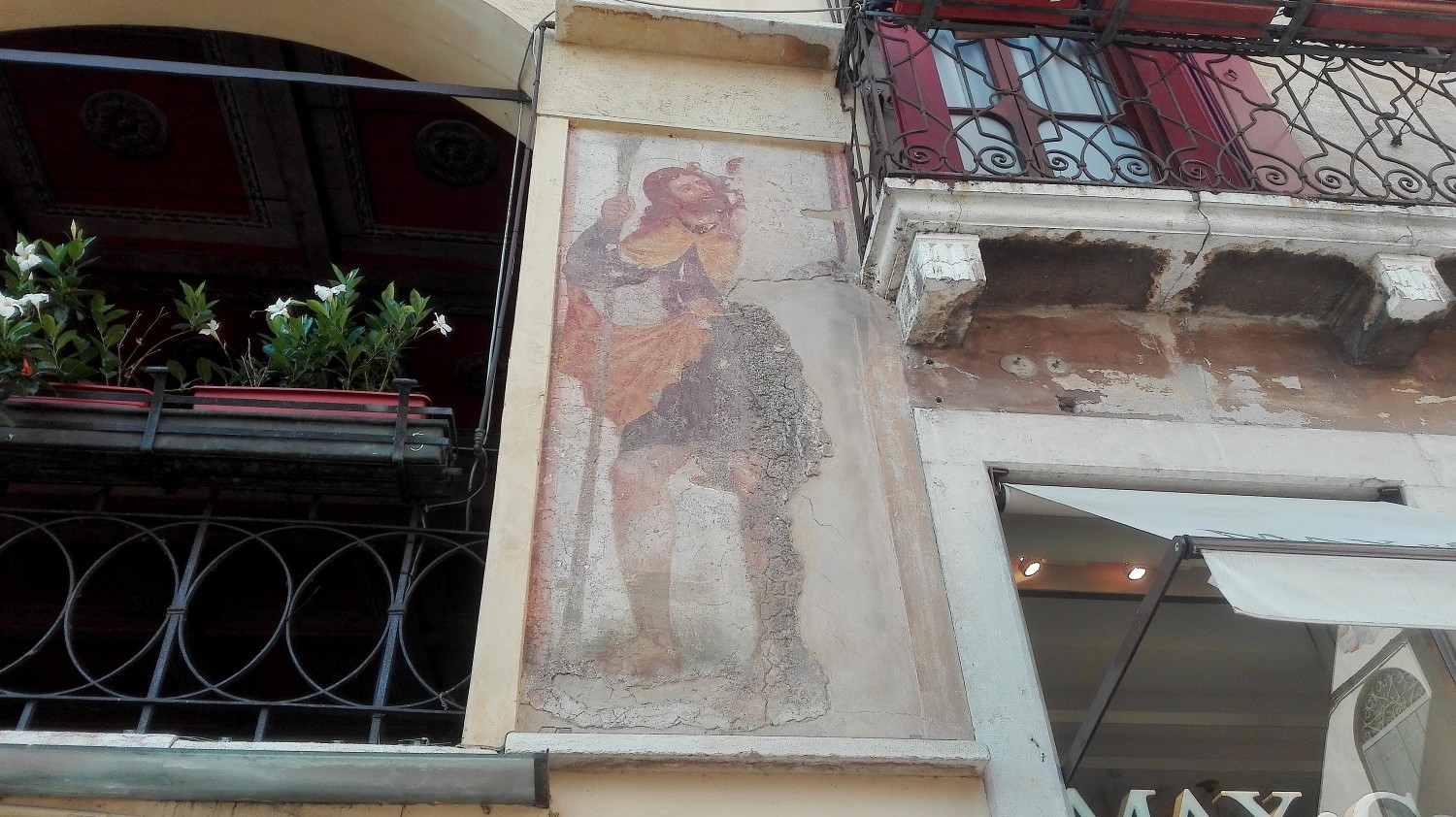San Cristoforo, facciata del Municipio (foto Alessandro Tich)
