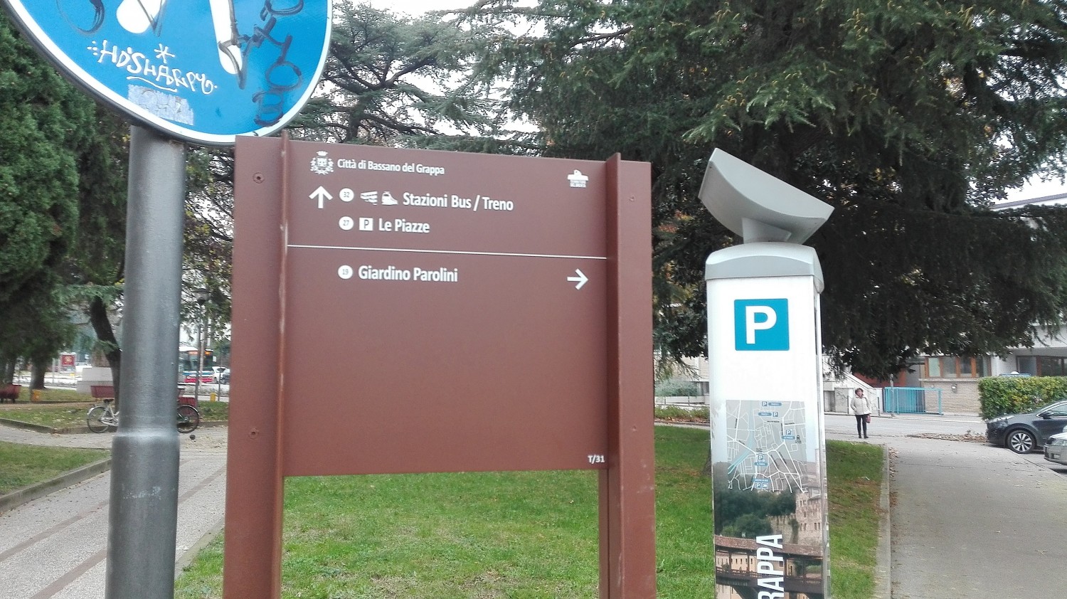Tabella direzionale in piazzale Trento (foto Alessandro Tich)