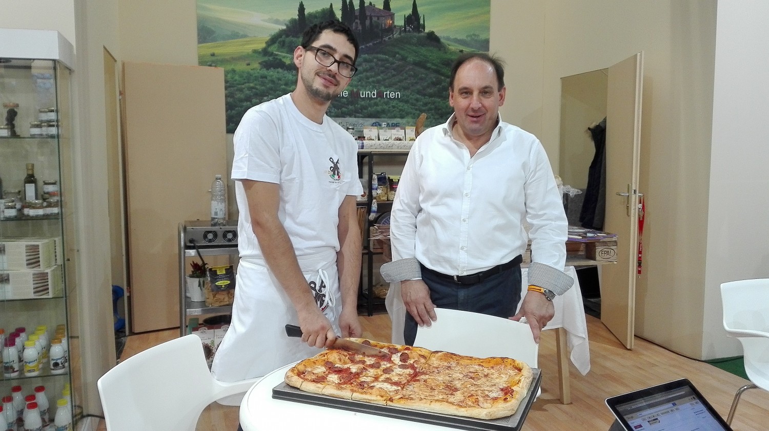 Anuga 2017. Stand Lauria & Friends, collettiva wertvolle MundArten: il pizzaiolo Pasquale con Danilo Purin del Crucolo. Foto Alessandro Tich