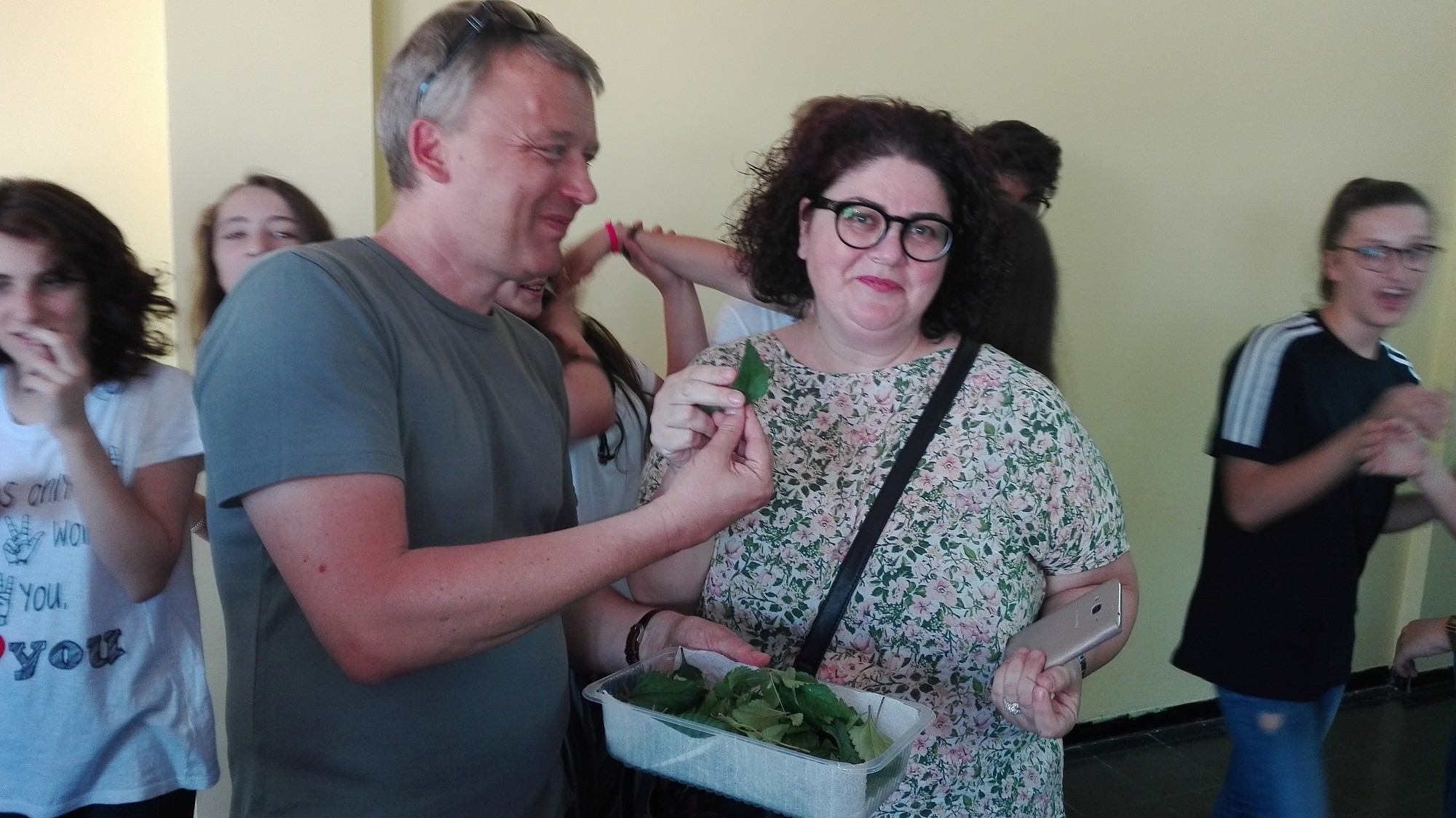 Nikolai Wojtko e un'insegnante della scuola: assaggio di erba dolce azteca (foto Alessandro Tich)