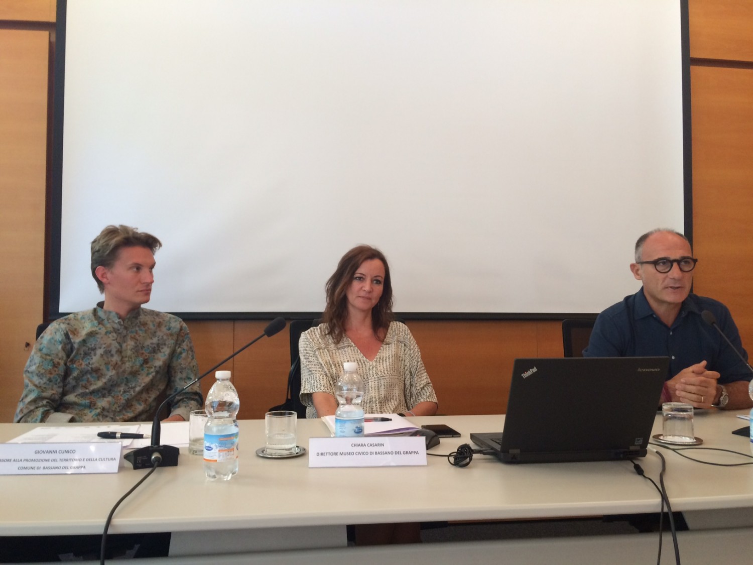 L'assessore Giovanni Cunico e i curatori Chiara Casarin e Denis Curti in conferenza stampa