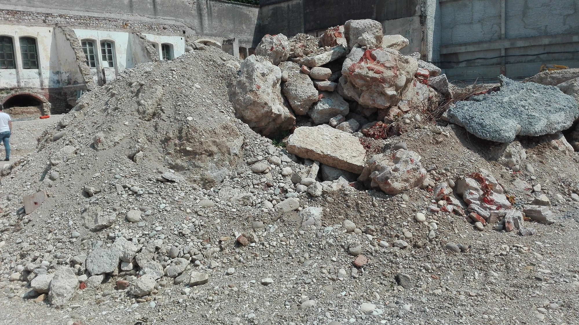 Cumuli di detriti e di terreno di risulta da smaltire (foto Alessandro Tich)