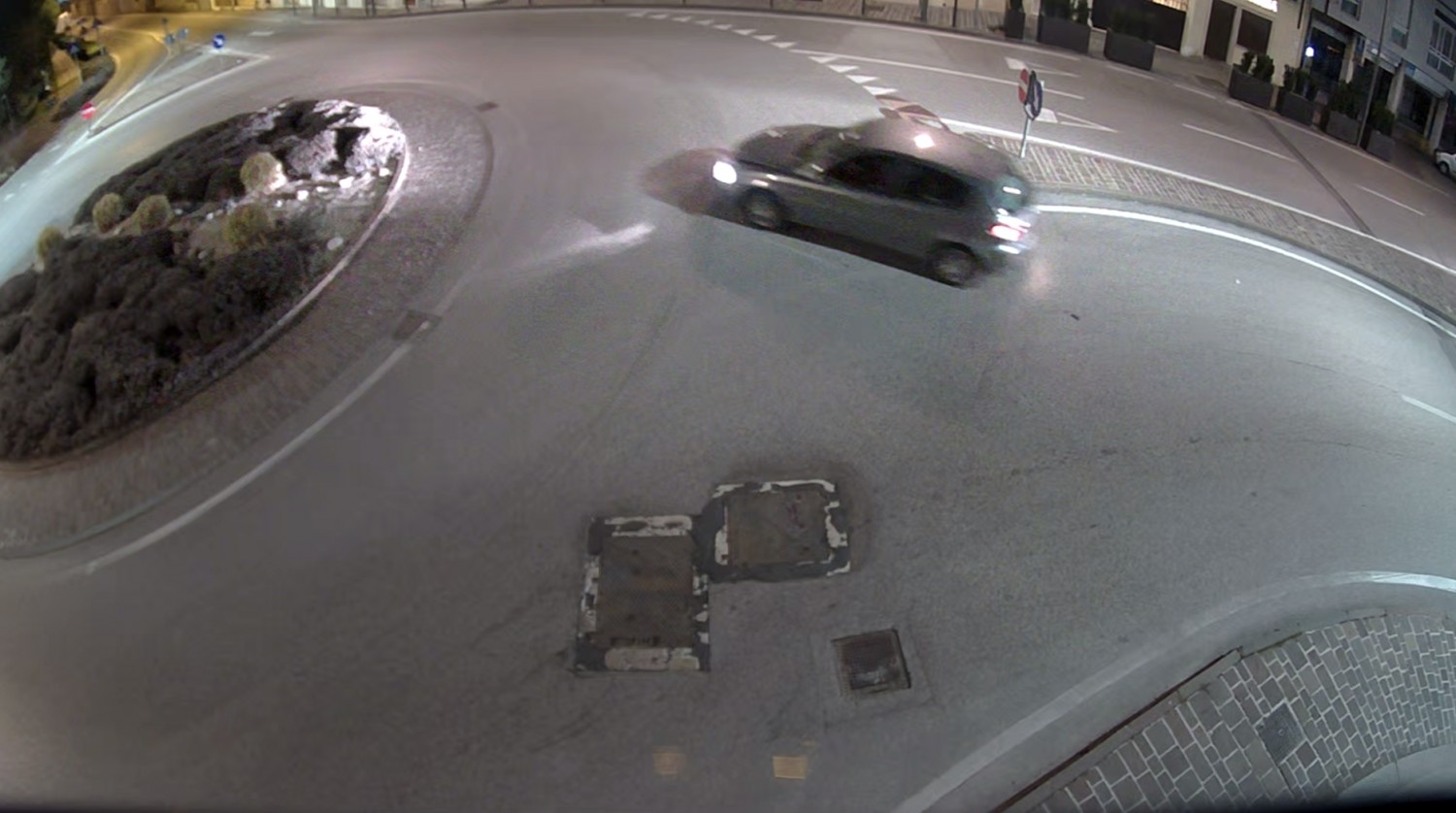 L'uscita contromano della vettura da viale dei Martiri