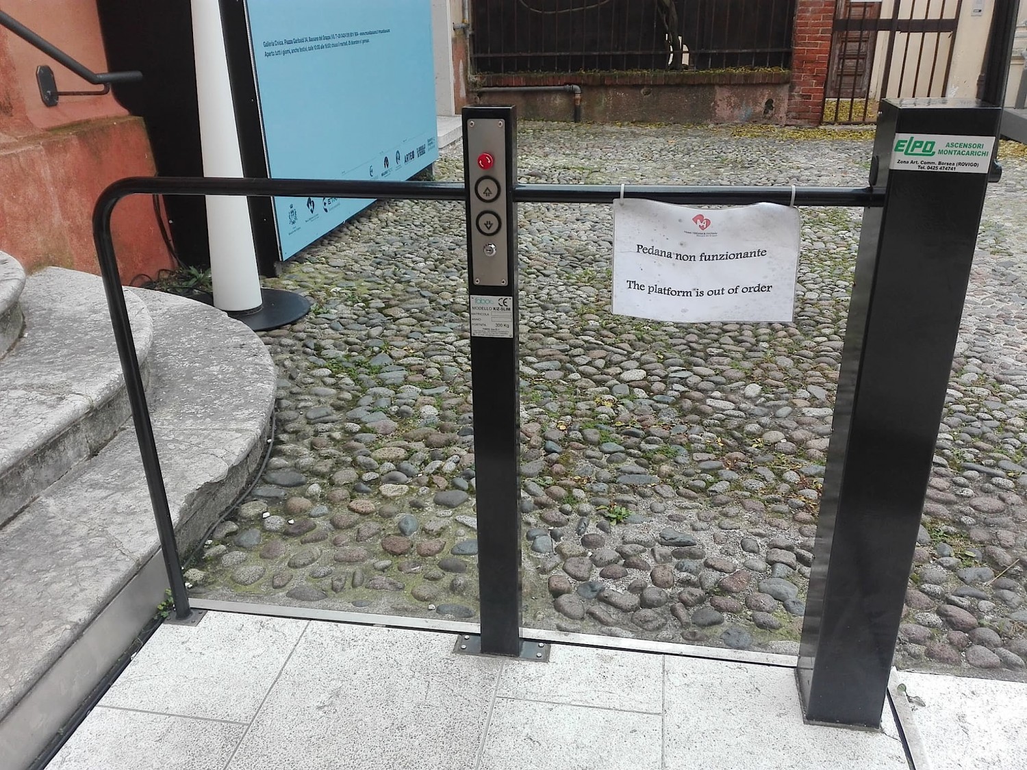 La pedana per disabili (non funzionante da mesi) all'ingresso del Museo Civico. Foto Alessandro Tich