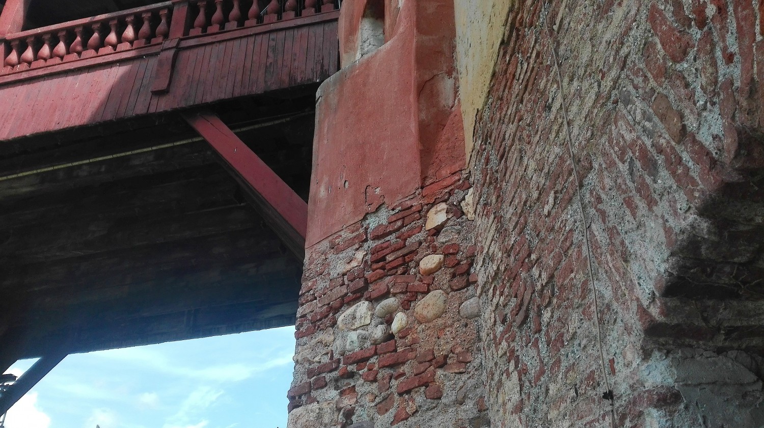 Lato sud della muratura di spalla. In primissimo piano parte dell'ingresso di una galleria sotteranea medioevale (foto Alessandro Tich)