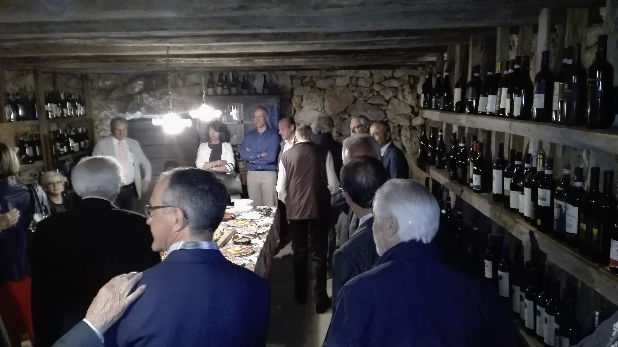 Aperitivo in cantina (foto Alessandro Tich)