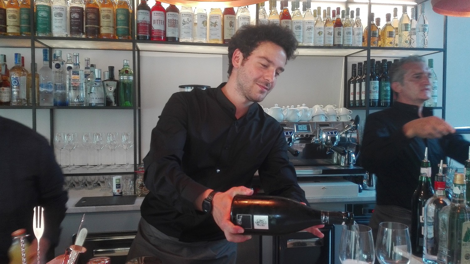 Il barman Nicola Scattola nel gourmet bar (foto Alessandro Tich)