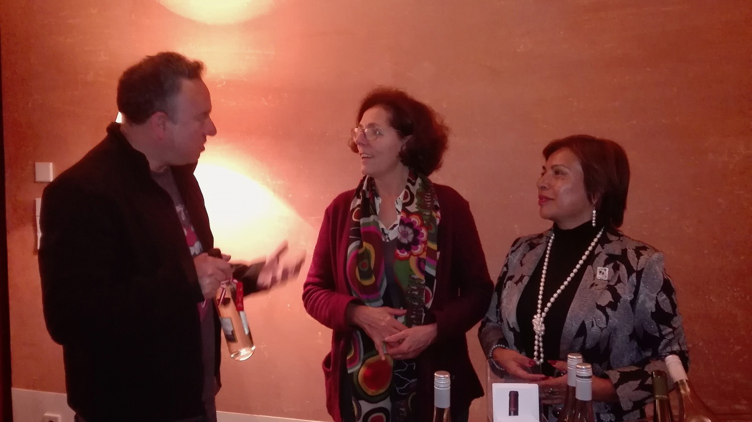 Il produttore Luis Fernando Quintanilla, la contessa Carla Bianchi Michiel e la presidente Gladys Torres Urday (foto Alessandro Tich)