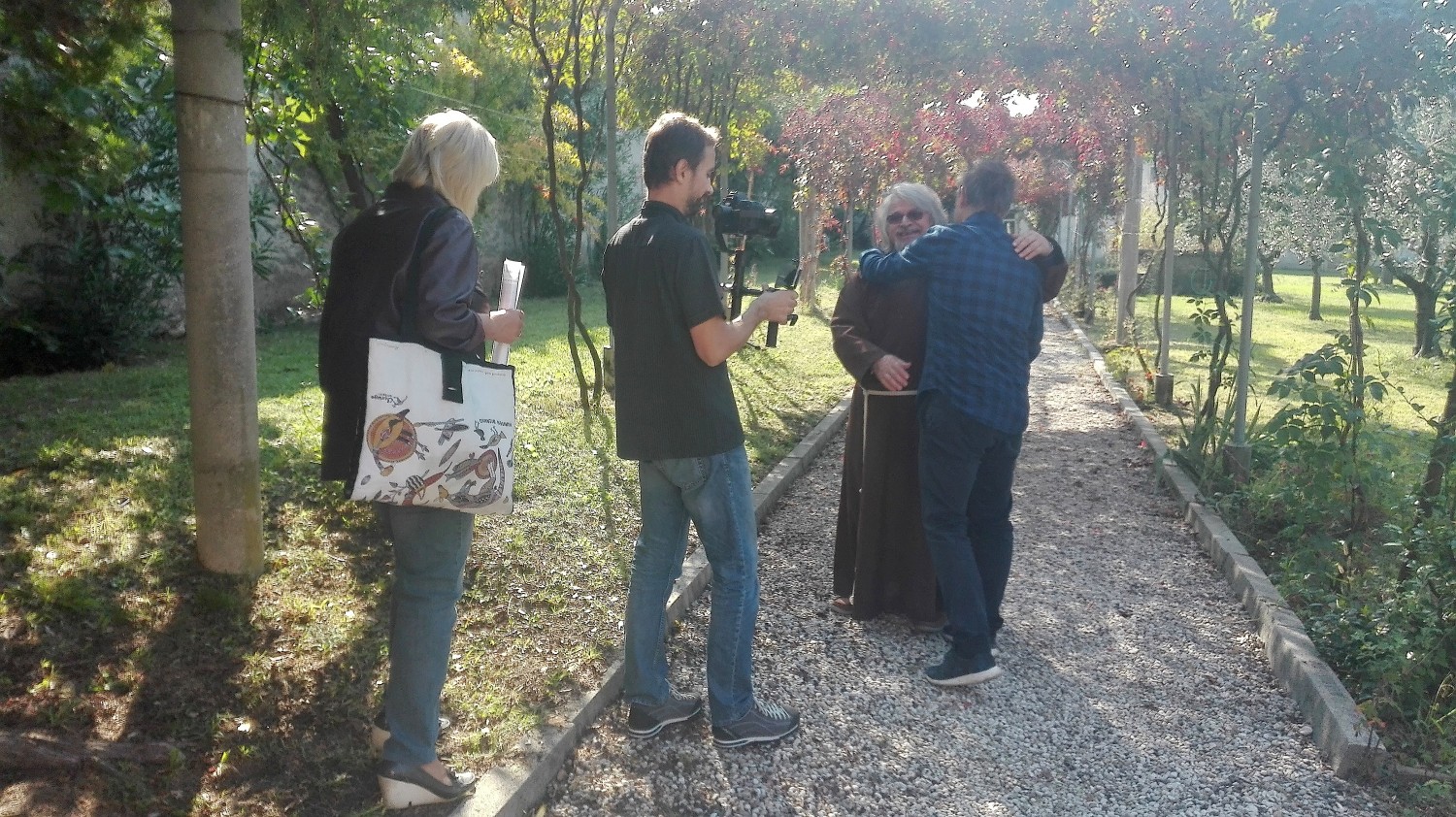 L'abbraccio conclusivio tra Robert Knjaz e il Padre Guardiano Fra Lanfranco Dalla Rizza (foto Alessandro Tich)