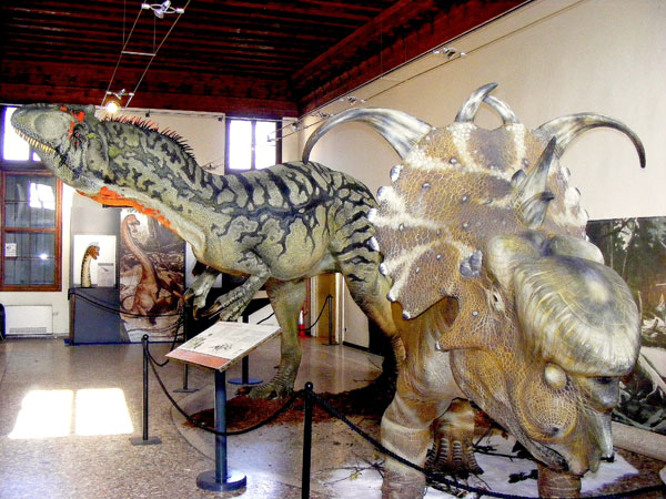 Allosaurus e Pachyrhinosaurus
