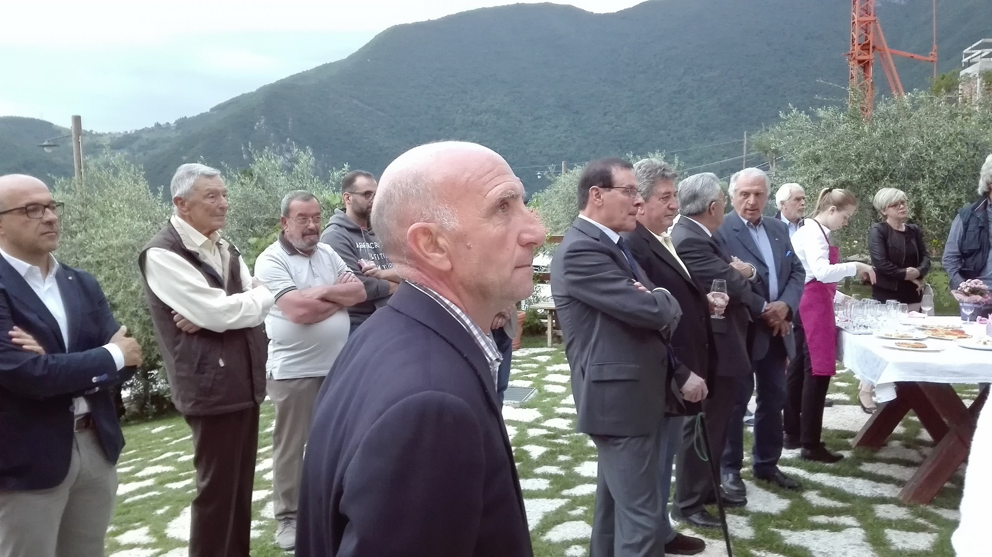 Mario Beccia in primo piano, poi Giovanni Battaglin e altri ospiti (foto Alessandro Tich)