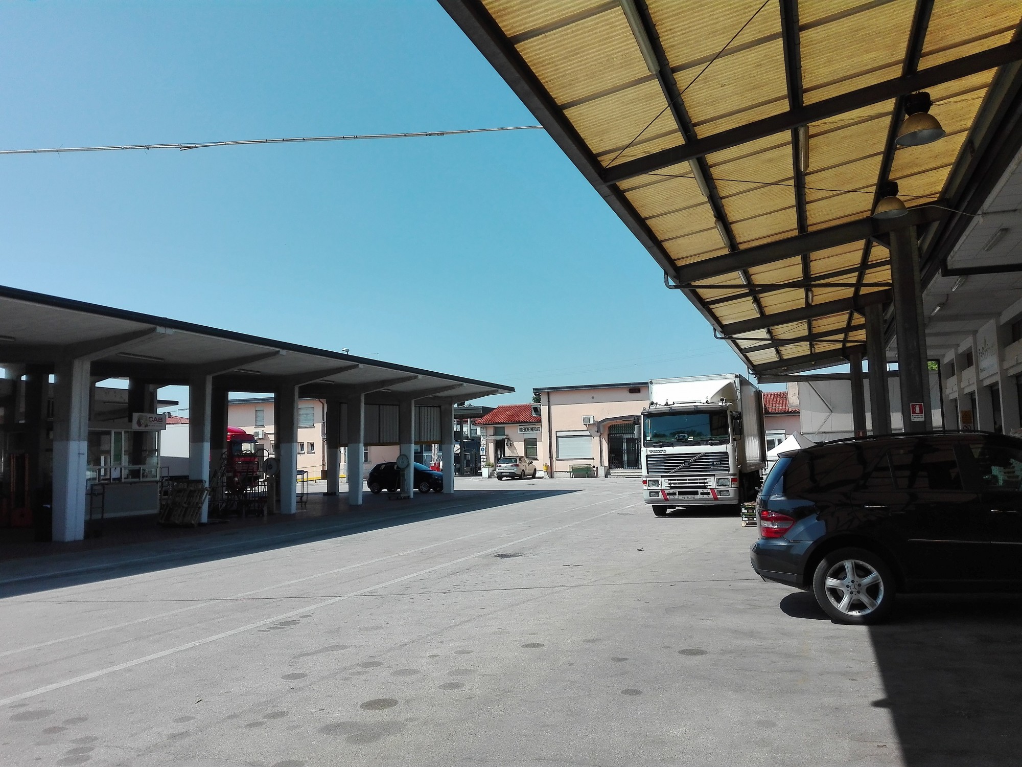 Piazzale di vendita e tettoia (foto Alessandro Tich)