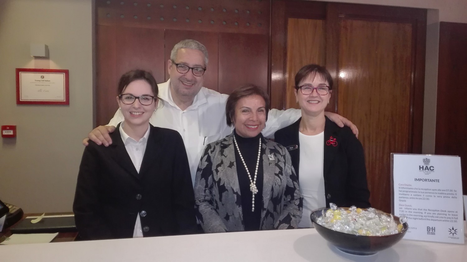 Lo staff dell'Hotel Alla Corte con la presidente Gladys Torres Urday (foto Alessandro Tich)
