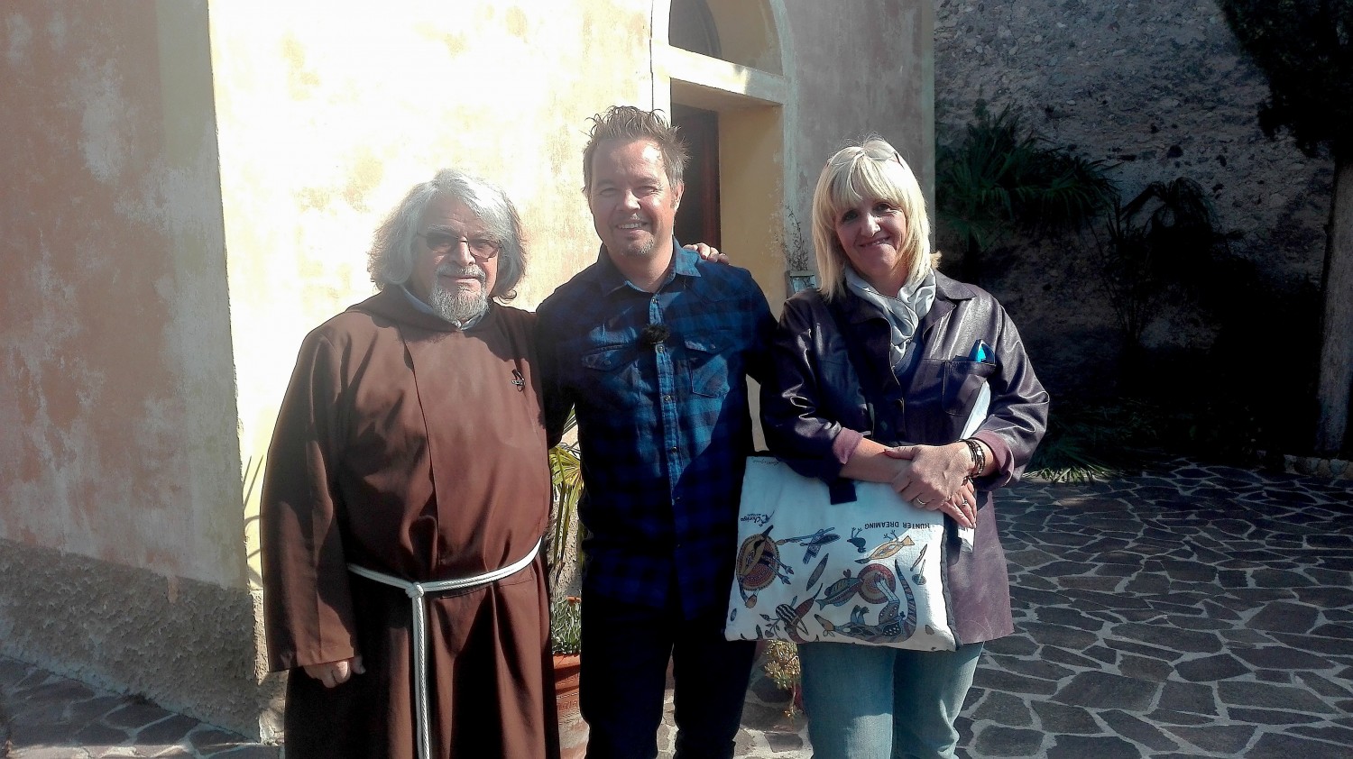 Fra Lanfranco Dalla Rizza, il conduttore Tv Robert Knjaz e l'interprete Marinka Sirotnjak davanti alla cappella di San Leopoldo (foto Alessandro Tich)