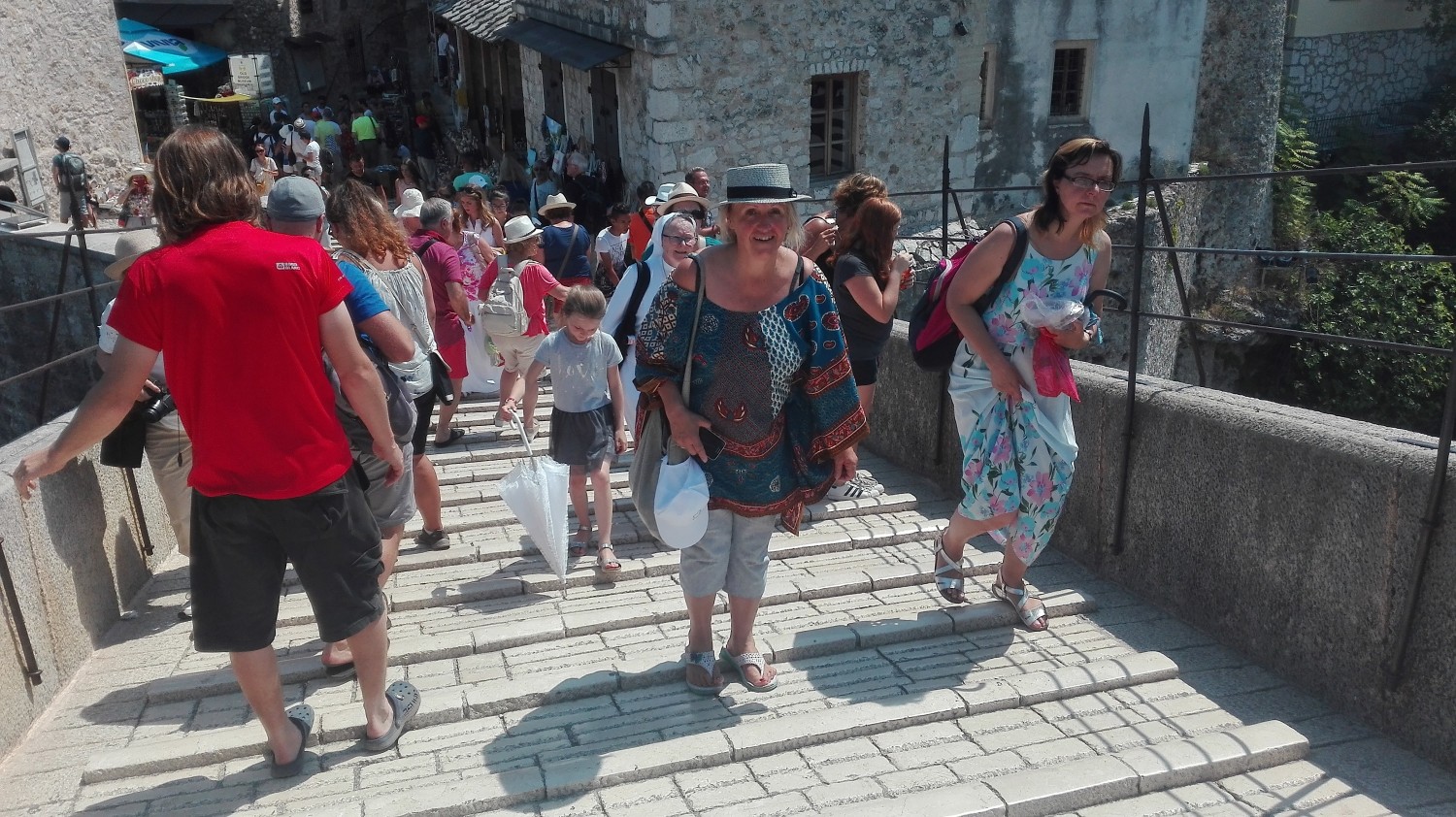 Turisti sul Ponte di Mostar (foto Alessandro Tich)