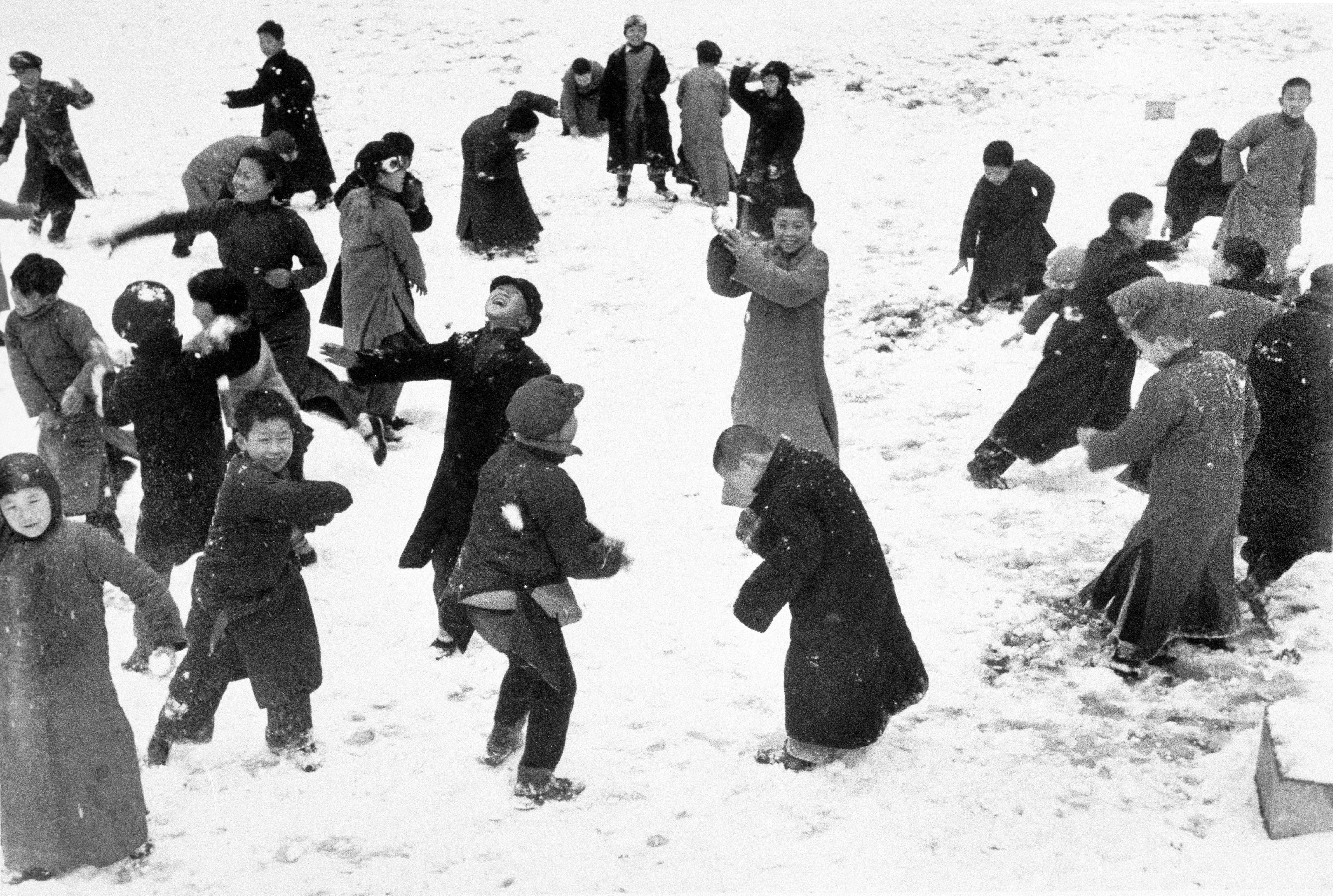 Robert Capa: Bambini che giocano sulla neve (Cina, 1938)