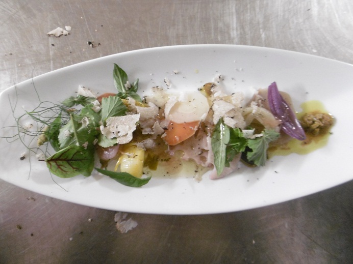 Dumaine: verdure al forno con sapori di spezie, tartufo estivo, erbette selvatiche e vinaigrette alla salvia (fonte immagine: sassilive.it)
