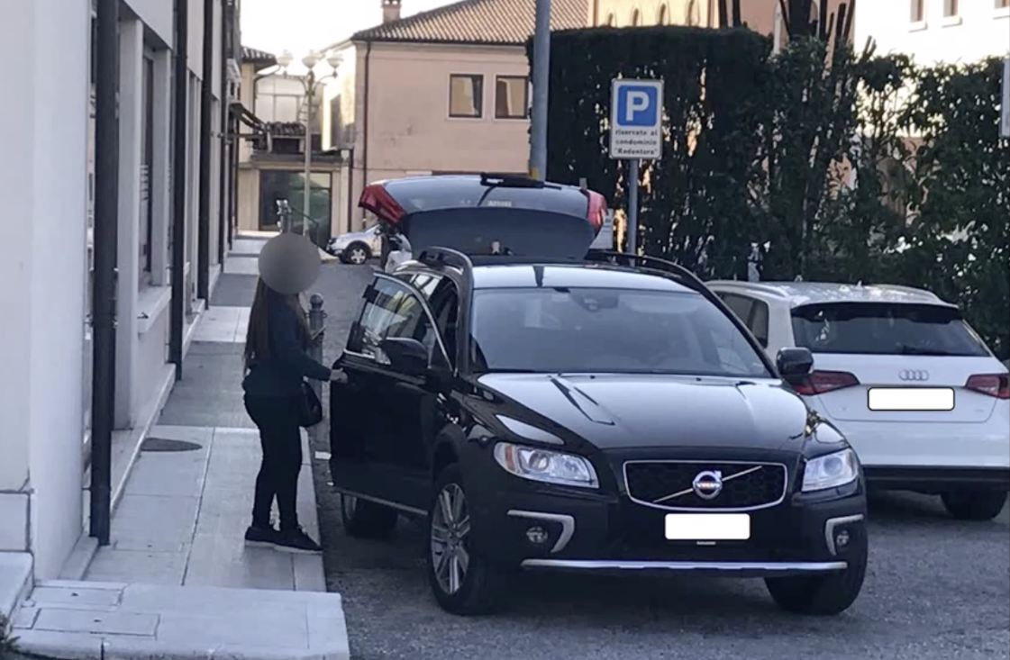 L'arrivo di una prostituta in un'abitazione (immagine: Carabinieri Vicenza)