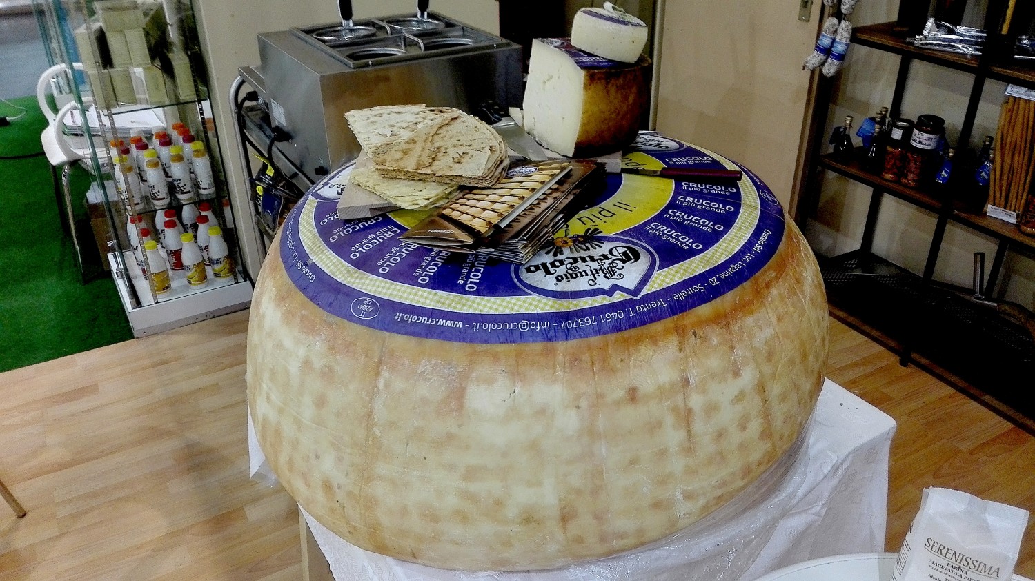 Anuga 2017. Stand Lauria & Friends, collettiva wertvolle MundArten: forma di formaggio Crucolo da 150 kg. Foto Alessandro Tich