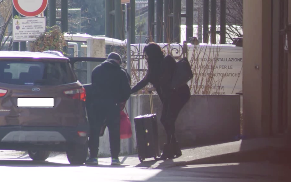 L'arrivo di una prostituta in un'abitazione (immagine: Carabinieri Vicenza)