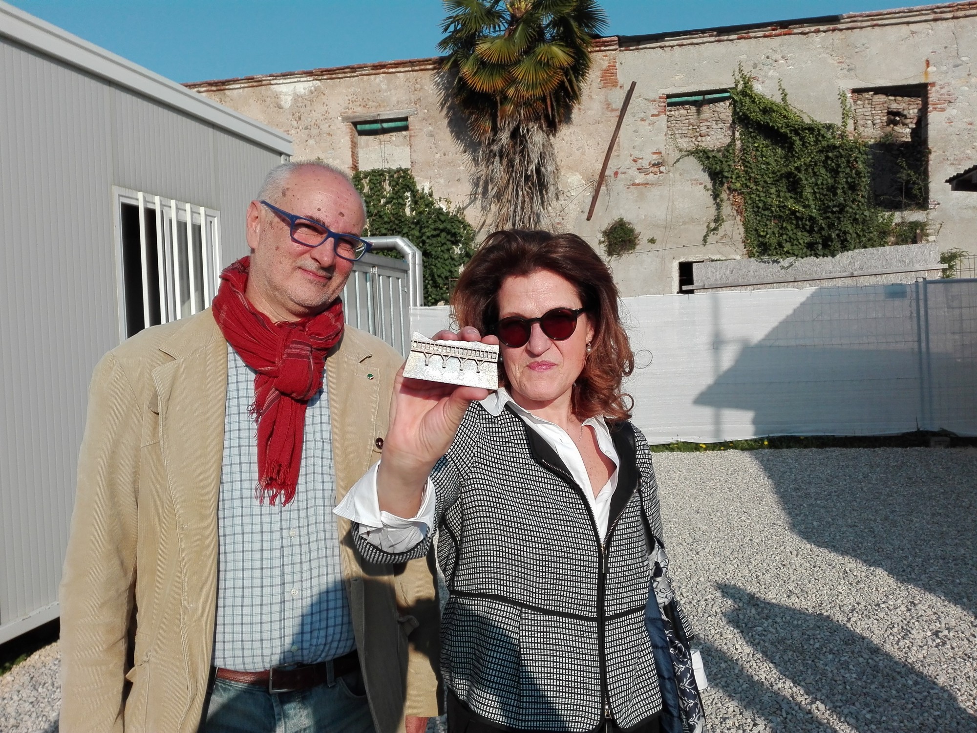 Gianni Castellan e Renata Codello con la calamita del Ponte