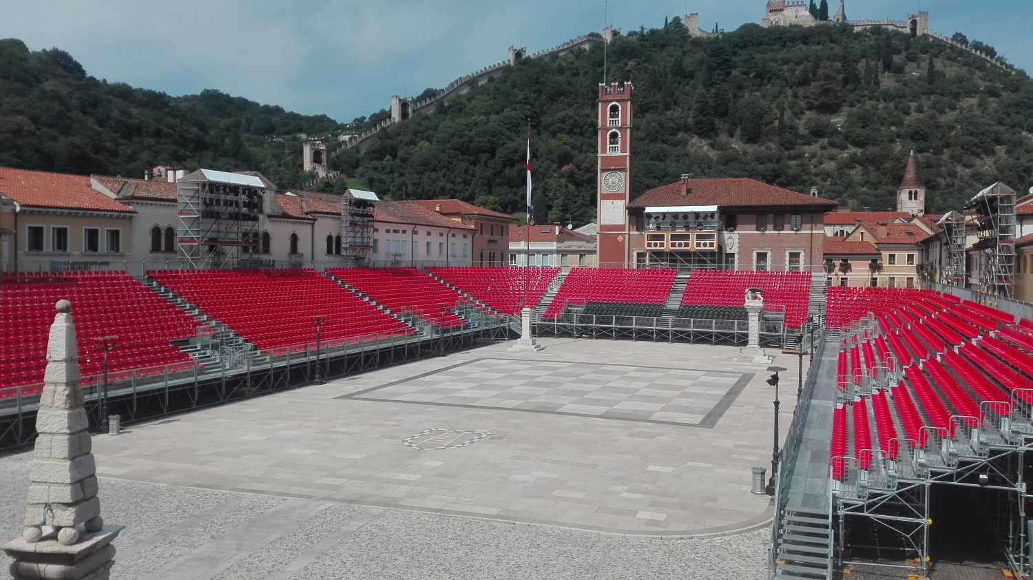 Le nuove tribune (foto Alessandro Tich)