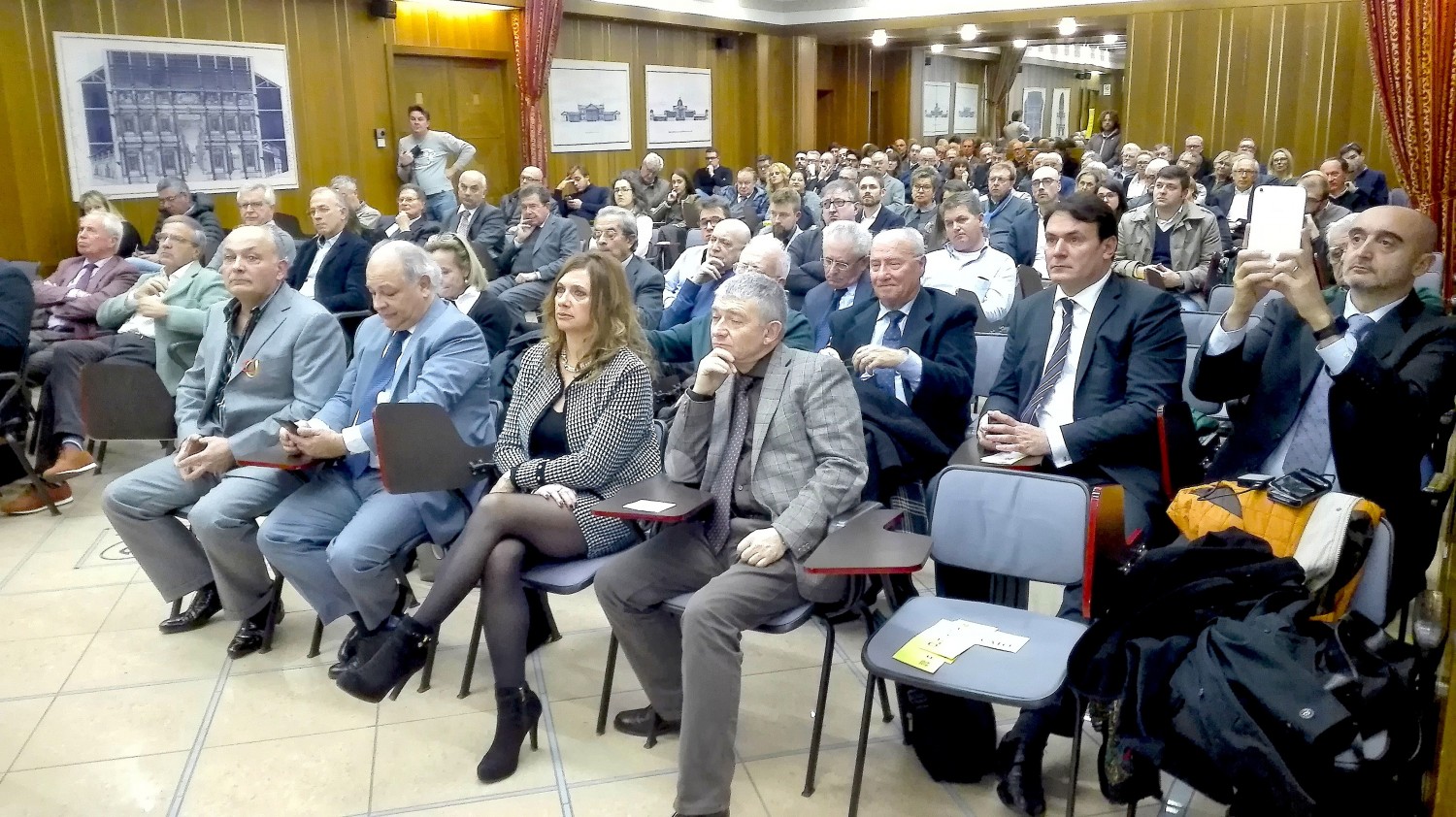 Il pubblico presente in sala (foto Alessandro Tich)
