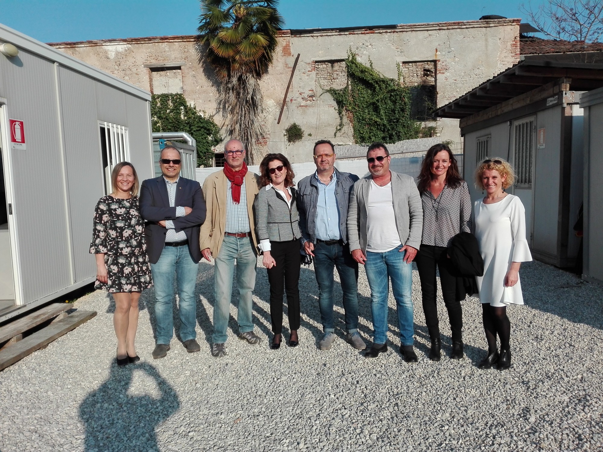 Foto di gruppo alla base logistica di Palazzo Bonaguro