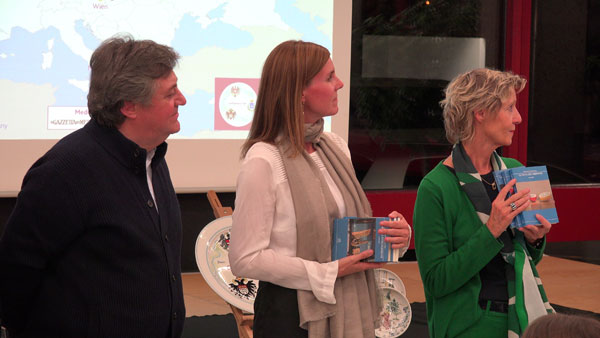Lo scrittore Giuseppe Colangelo, Christina Hasenau del Goethe-Institut di Roma e la direttrice della biblioteca Hannelore Vogt (foto Jacopo Tich)