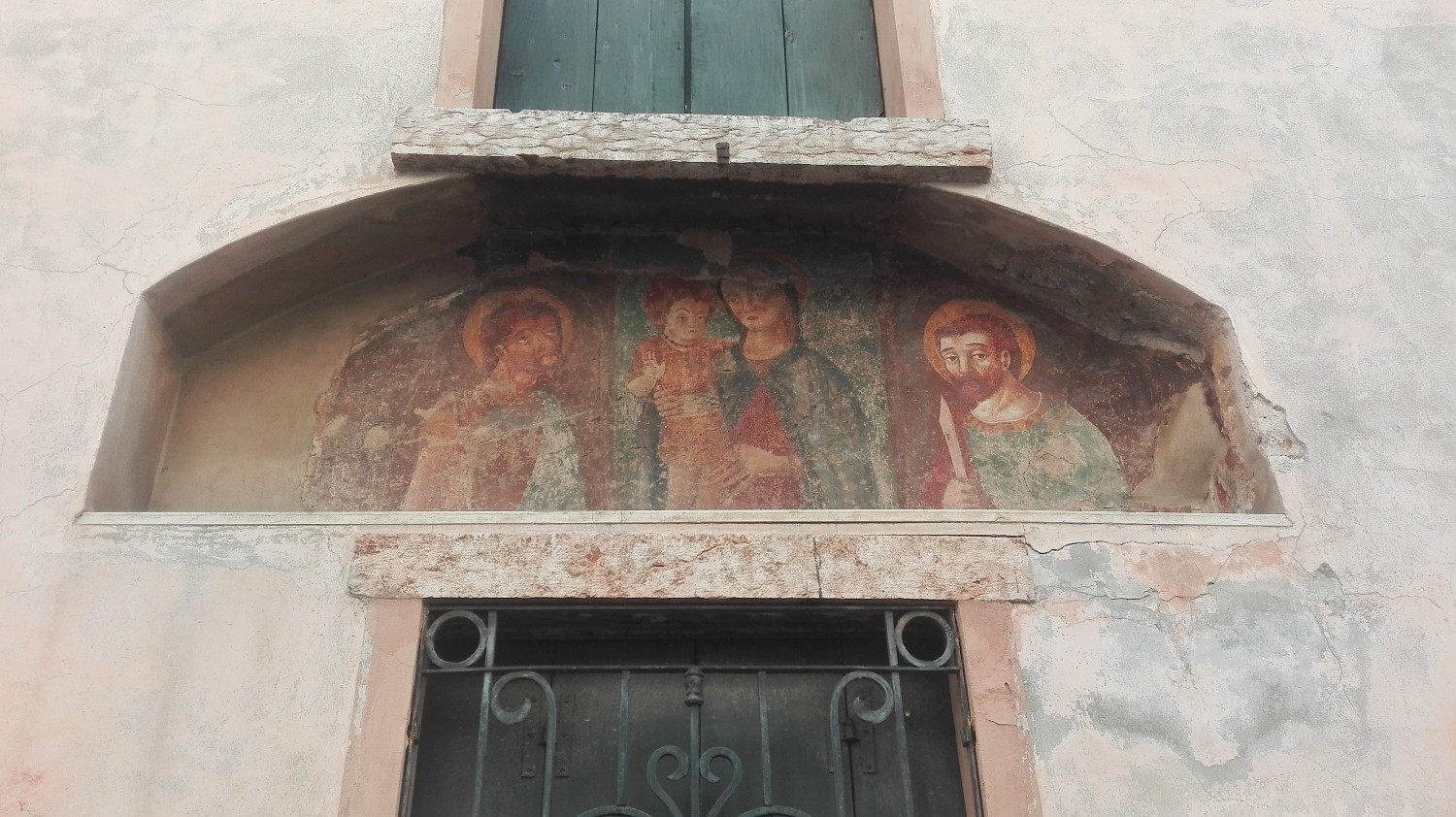 Via Barbieri (foto Alessandro Tich)