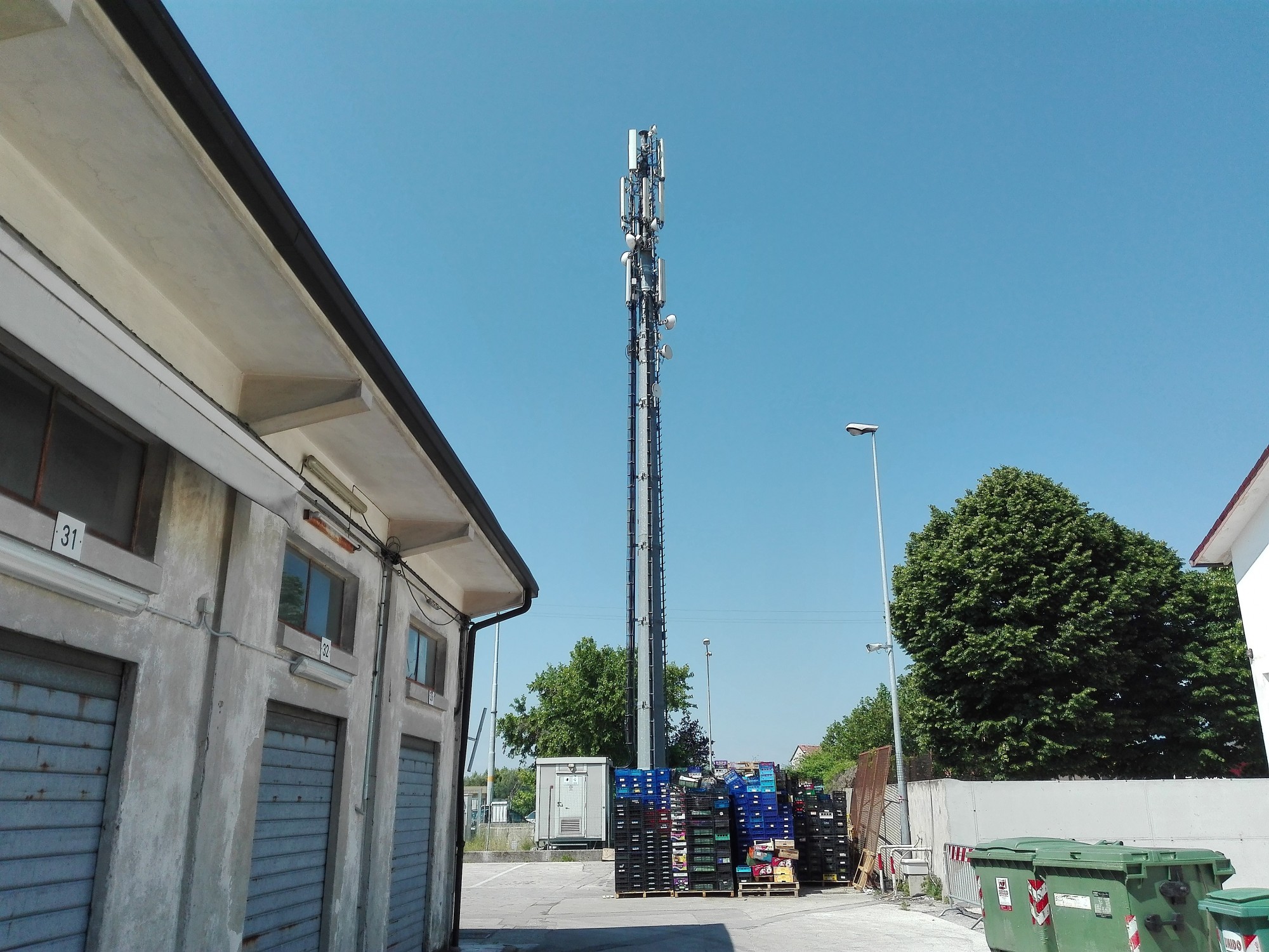 Stazione radiobase per telefonia mobile (foto Alessandro Tich)