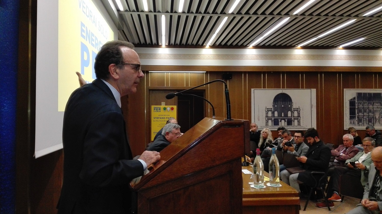 L'intervento di Stefano Parisi (foto Alessandro Tich)
