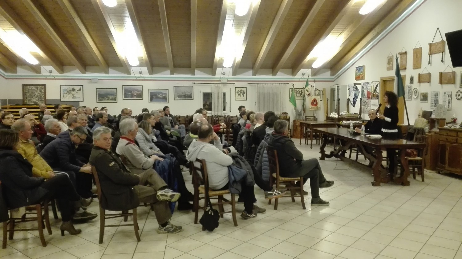L'assemblea di quartiere Merlo di ieri sera. Foto Alessandro Tich