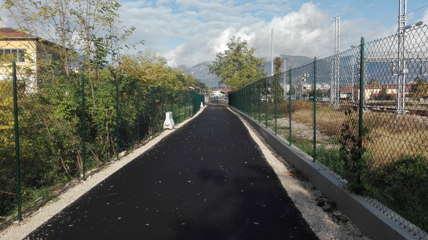 La nuova pista ciclo-pedonale parallela alla ferrovia, priva di illuminazione (foto Alessandro Tich)