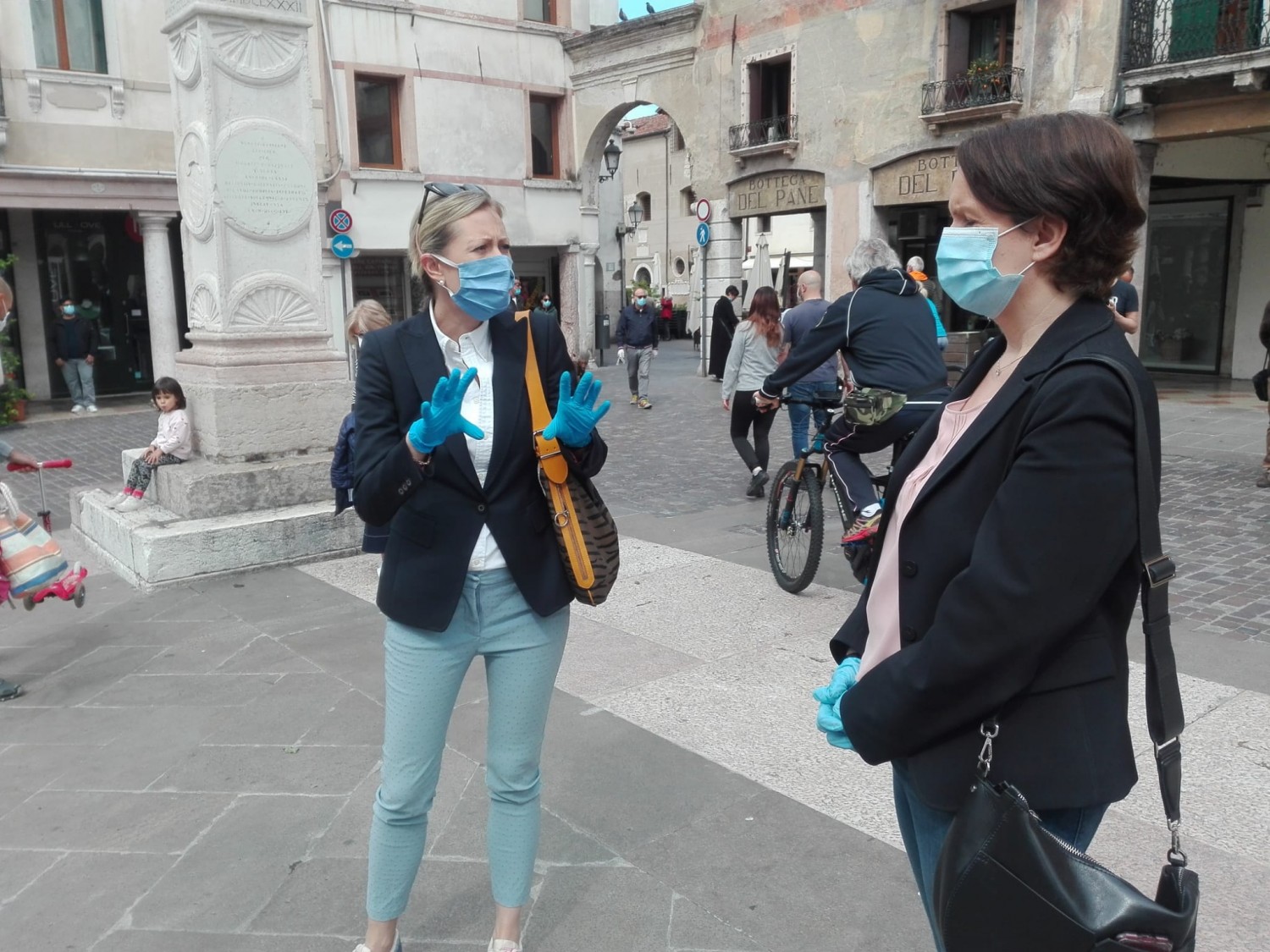 Il sindaco Elena Pavan e l'europarlamentare Mara Bizzotto (foto Alessandro Tich)