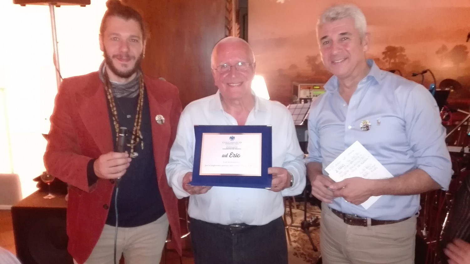 Alberto Borriero consegna la targa ad Erio (foto Alessandro Tich)