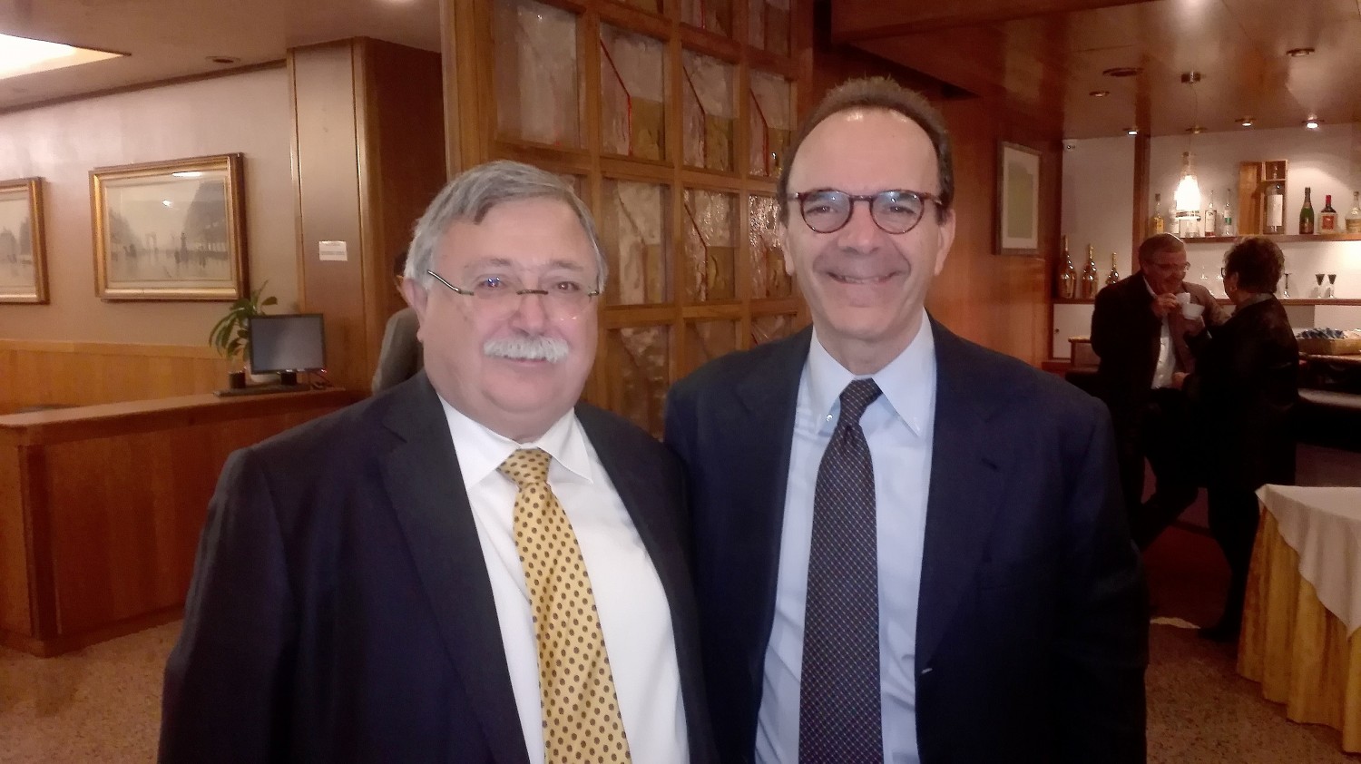 L'on. Dino Secco e Stefano Parisi (foto Alessandro Tich)