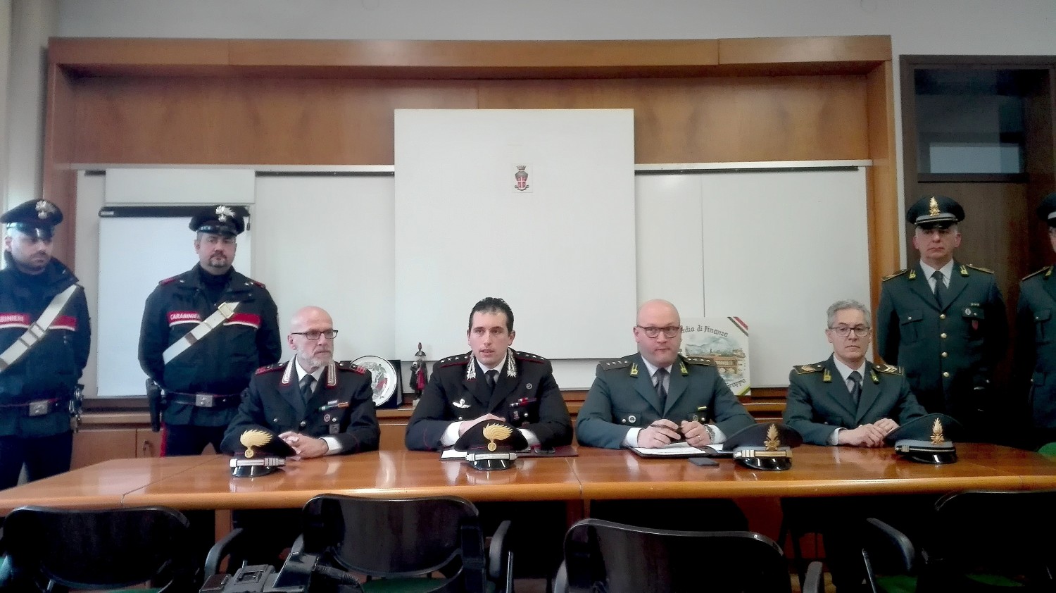 La conferenza stampa congiunta di Carabinieri e Guardia di Finanza (foto Alessandro Tich)