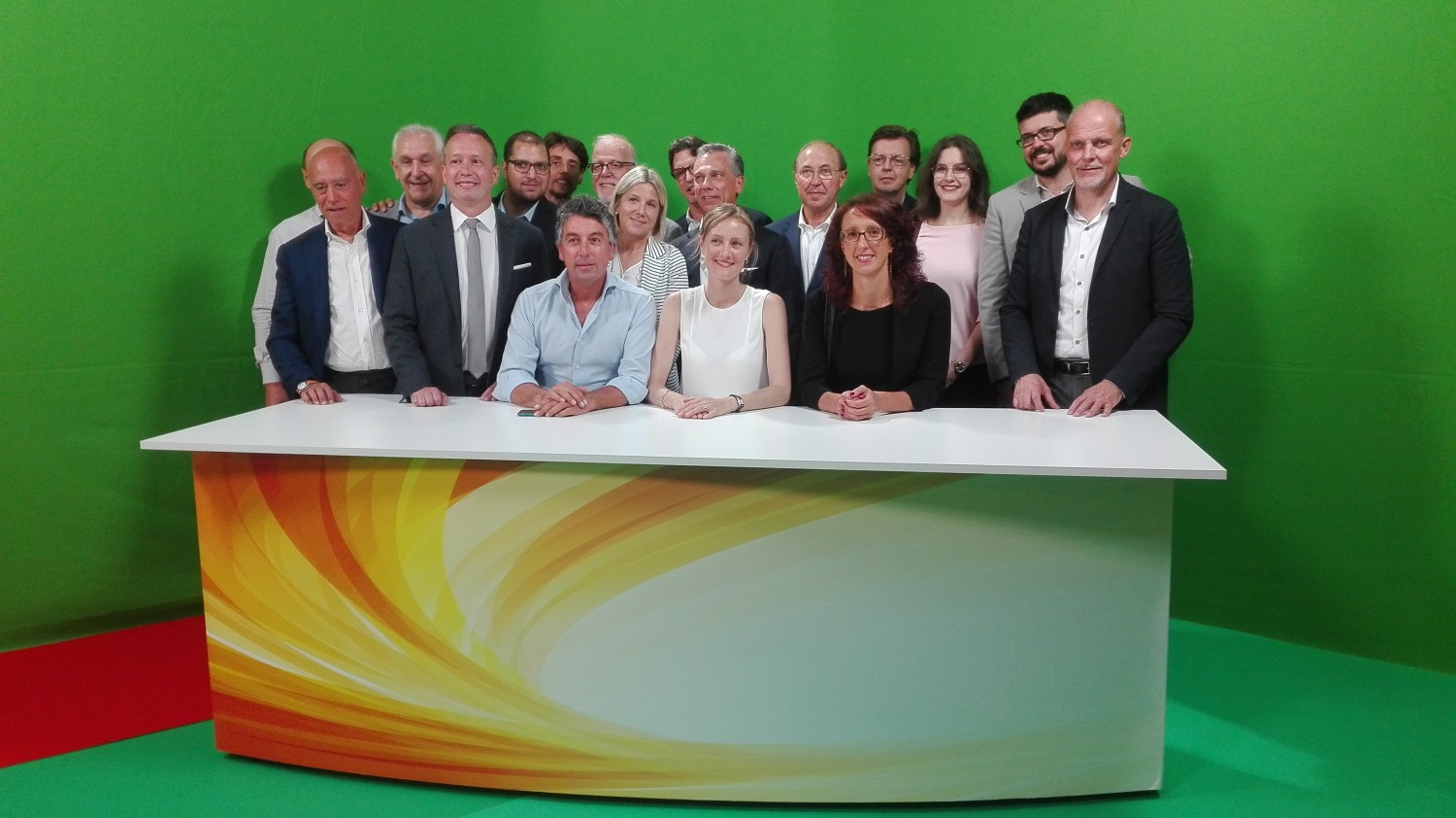 Foto di gruppo nello studio del Tg 'al naturale' (foto Alessandro Tich)