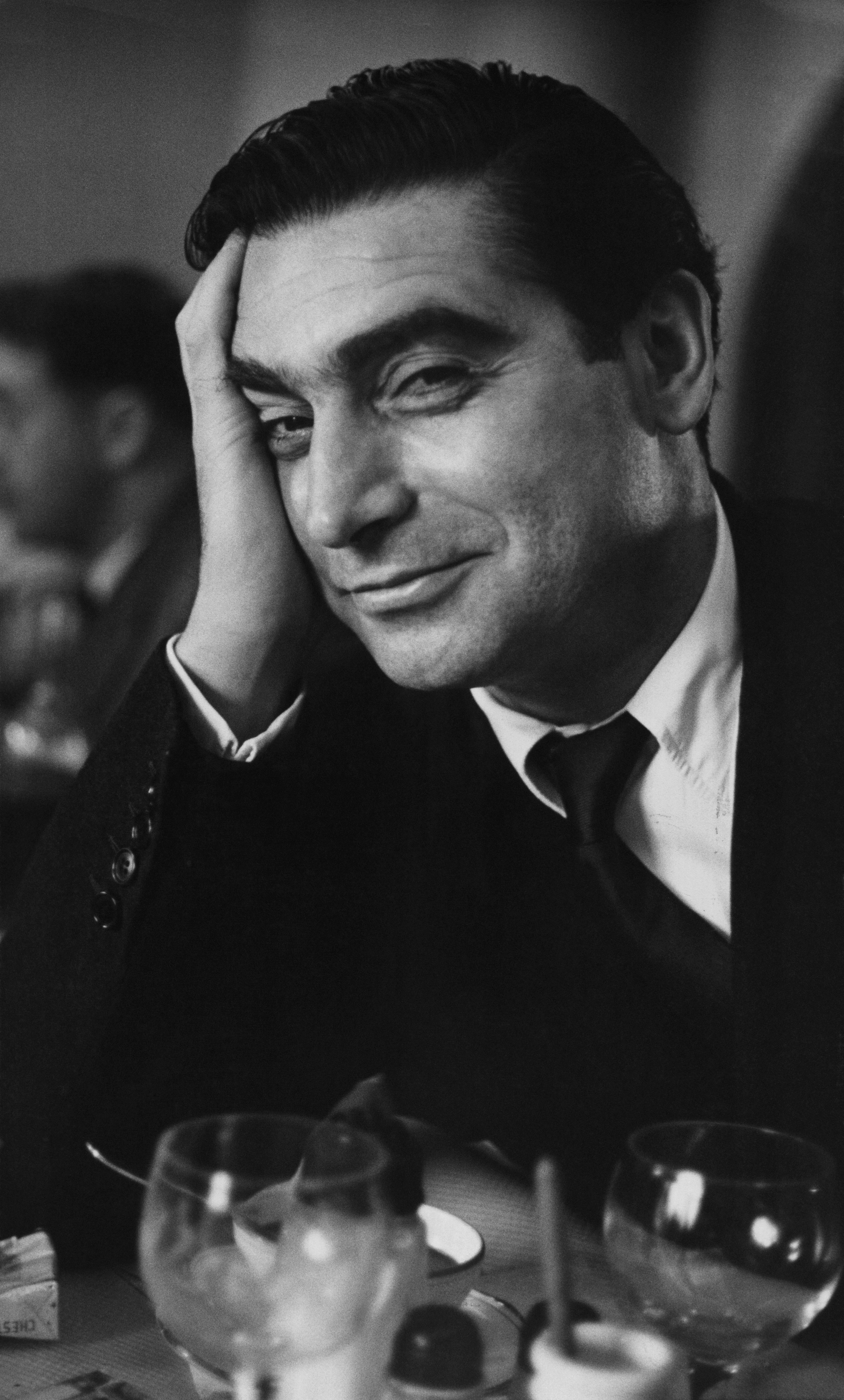 Robert Capa ritratto da da Ruth Orkin nel 1951