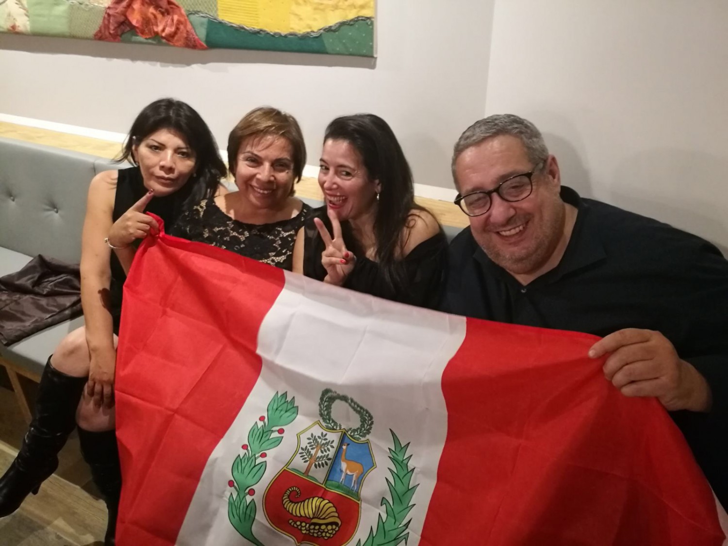 Roberto Astuni con alcune rappresentanti de Las Damas del Pisco