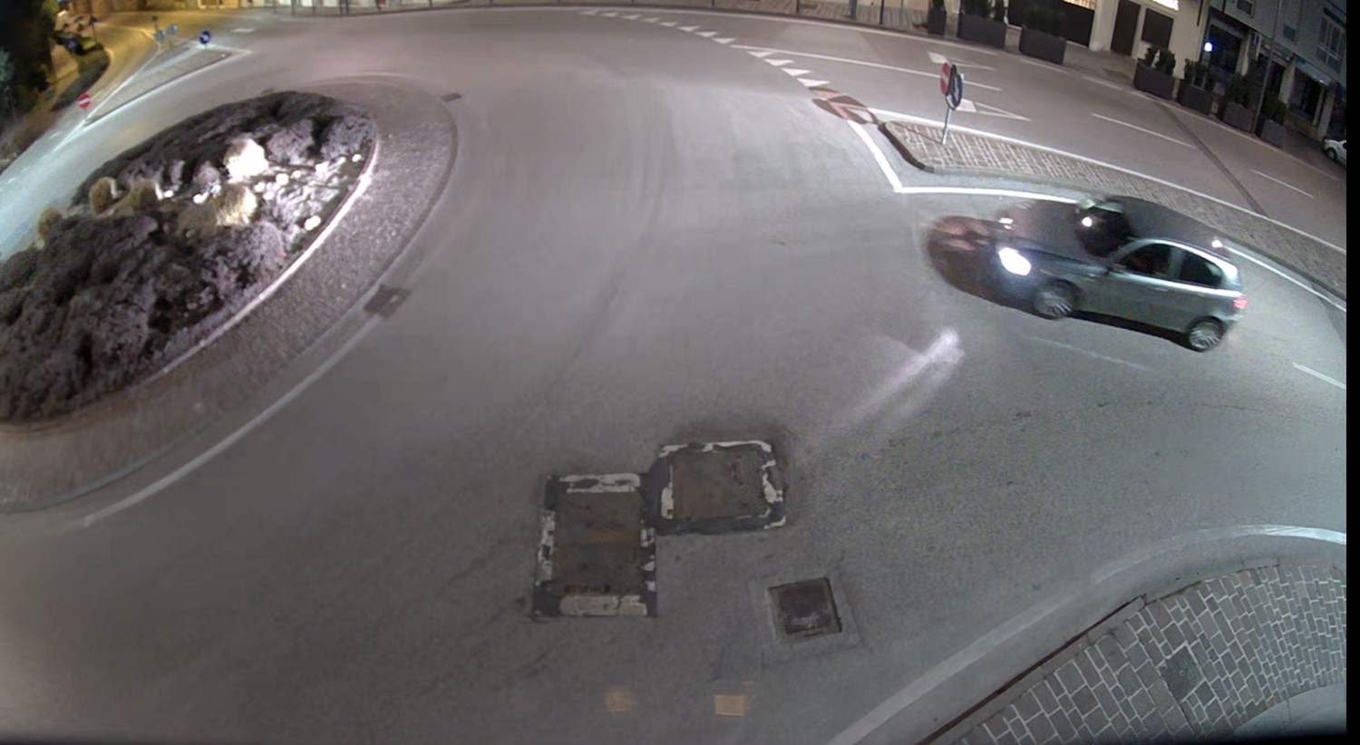 L'uscita contromano della vettura da viale dei Martiri