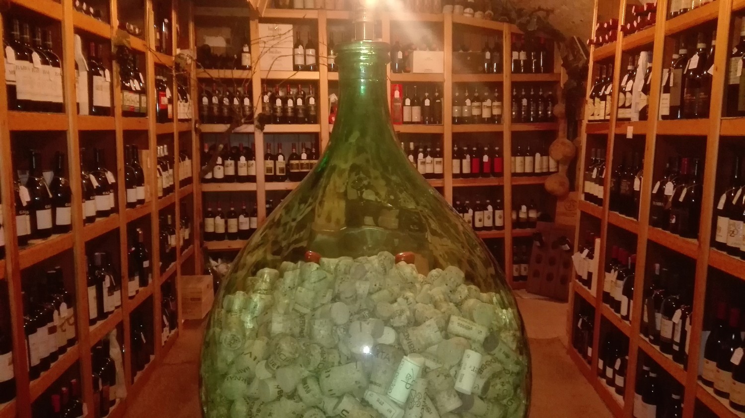 La storica cantina della bottega. In primo piano la damigiana piena di tappi (foto Alessandro Tich)