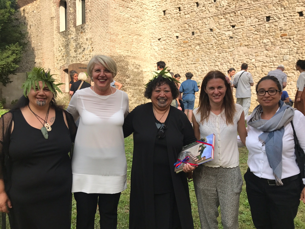Il sindaco Dalla Valle e l'assessore Vivian con gli ospiti della performance