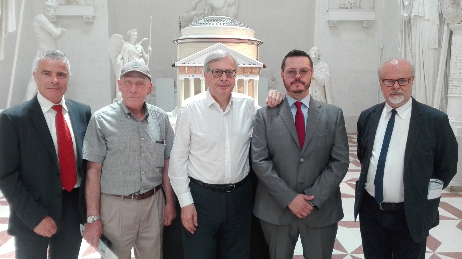 Giuseppe Cunial, Ferruccio Trentin, Vittorio Sgarbi, il sindaco Valerio Favero e Mario Guderzo (foto Alessandro Tich)