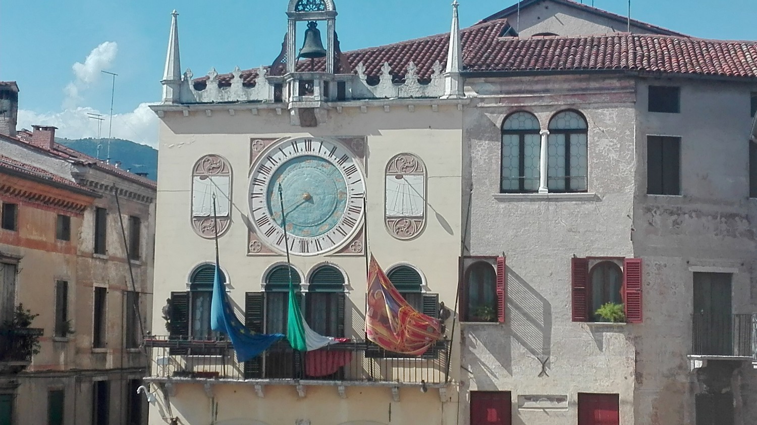Bandiere del municipio di Bassano a mezz'asta (foto Alessandro Tich)