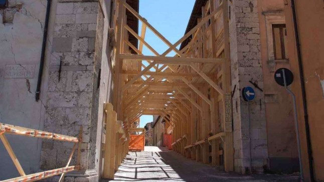 Inchiesta dell'Aquila, Lago contro tutti