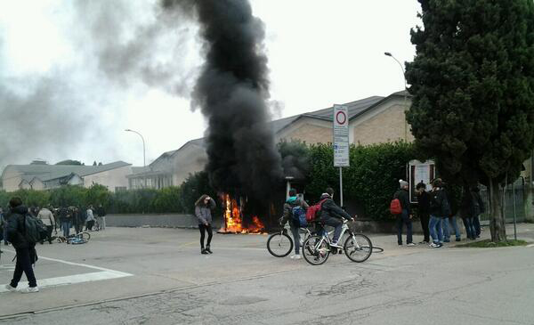 Centro Studi, in fiamme la fermata del bus